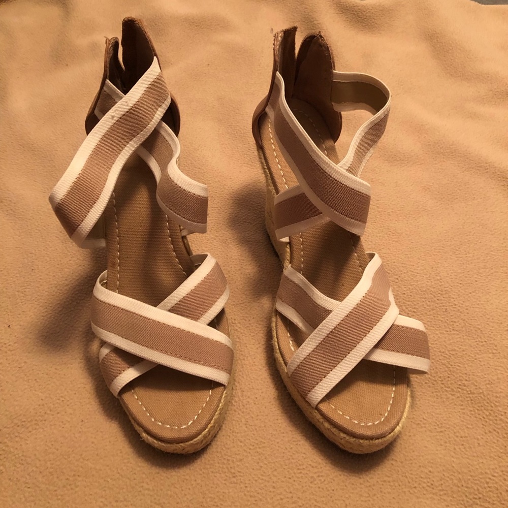 Gap Tan and white wedges Size 8